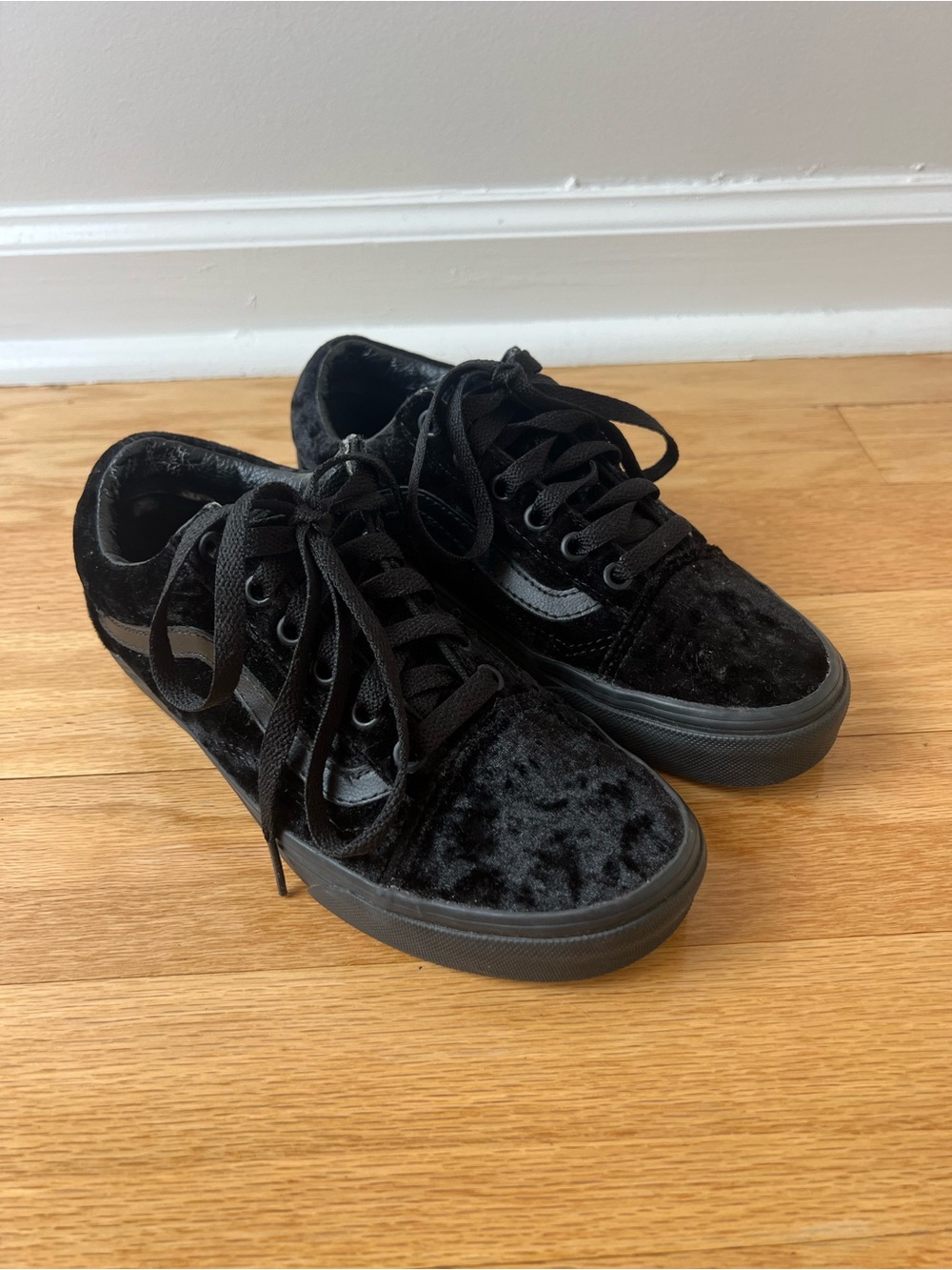 NWOT Vans Old Skool Triple Black Crushed Velvet Sneakers in Women's 6 - Picture 2 of 9